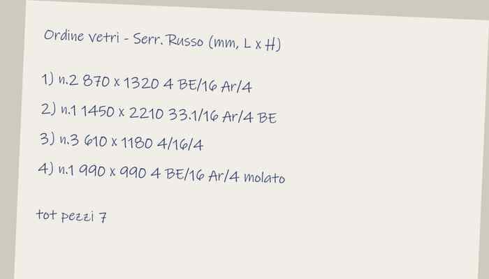 Immagine d'esempio di un ordine di vetrocamere, con una scrittura che imita quella a mano: quattro righe con pezzi, misure e composizione.